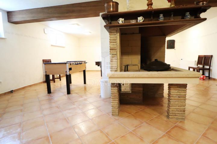 Poreč, Surroundings: Rare Find! Home for Living and Investment
