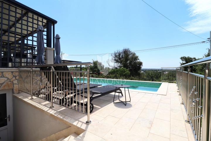 Poreč, Surroundings: Rare Find! Home for Living and Investment