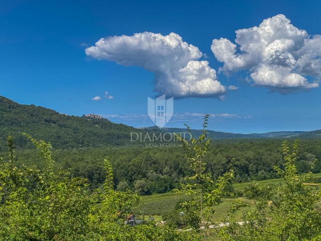 Motovun, okolica, izuzetno građevinsko zemljište s pogledom!