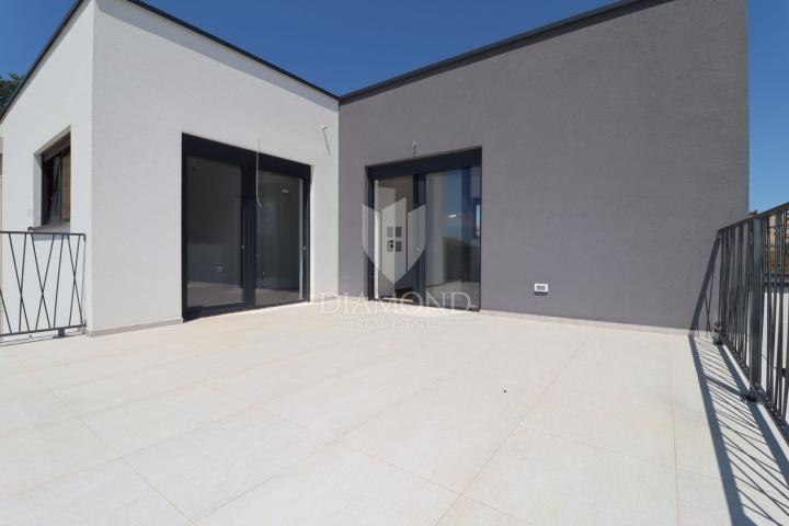 Poreč, Umgebung, moderne Doppelhaushälfte mit Swimmingpool