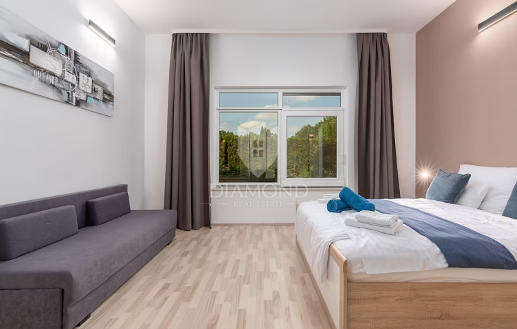 Luksuzna vila s dva bazena na mirnoj lokaciji