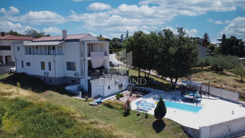 Poreč area, modern villa with 6 apartments