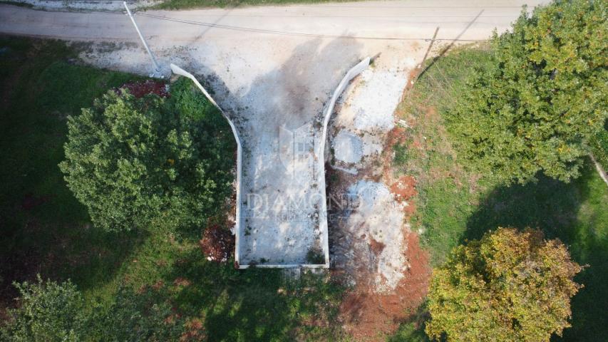 Poreč – zemljište 8.975 m² s građevinskim dijelom