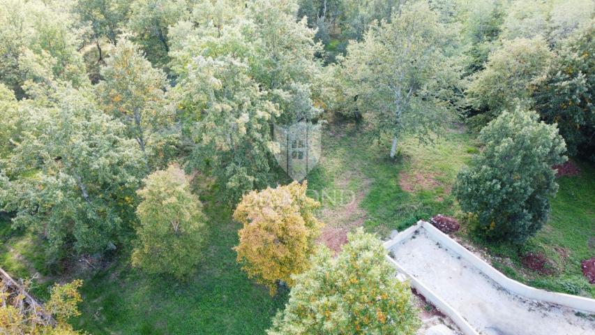 Poreč – zemljište 8.975 m² s građevinskim dijelom