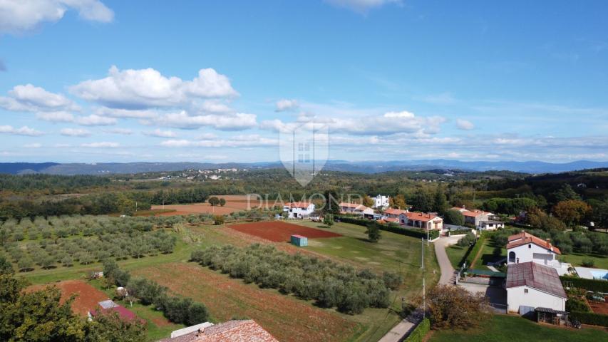Poreč – zemljište 8.975 m² s građevinskim dijelom