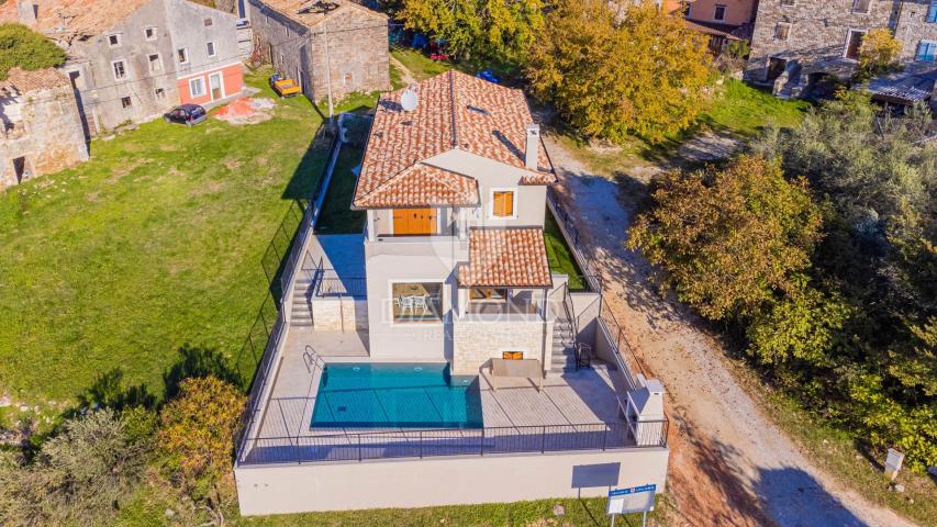 Buje! Predivna vila s bazenom i otvorenim pogledom!