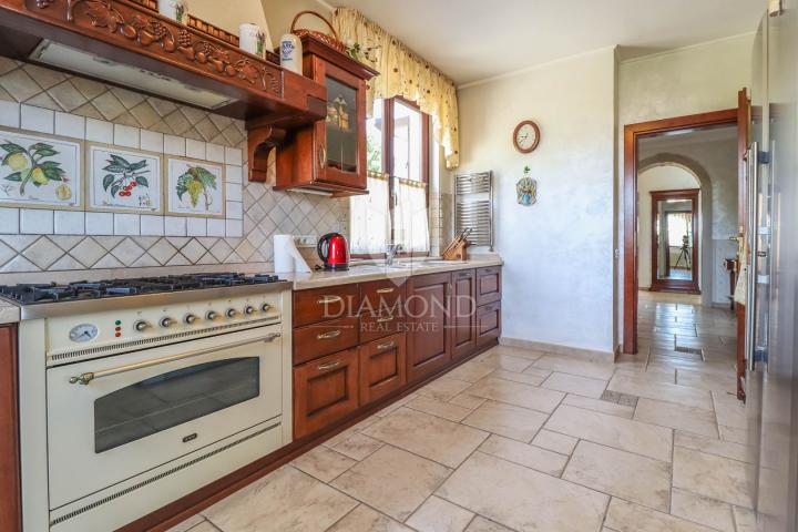 Istra, Umag- prekasna samostojeća kuća na traženoj lokaciji!