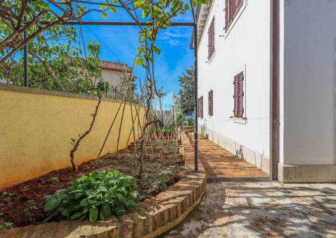 Istra, Umag- prekasna samostojeća kuća na traženoj lokaciji!