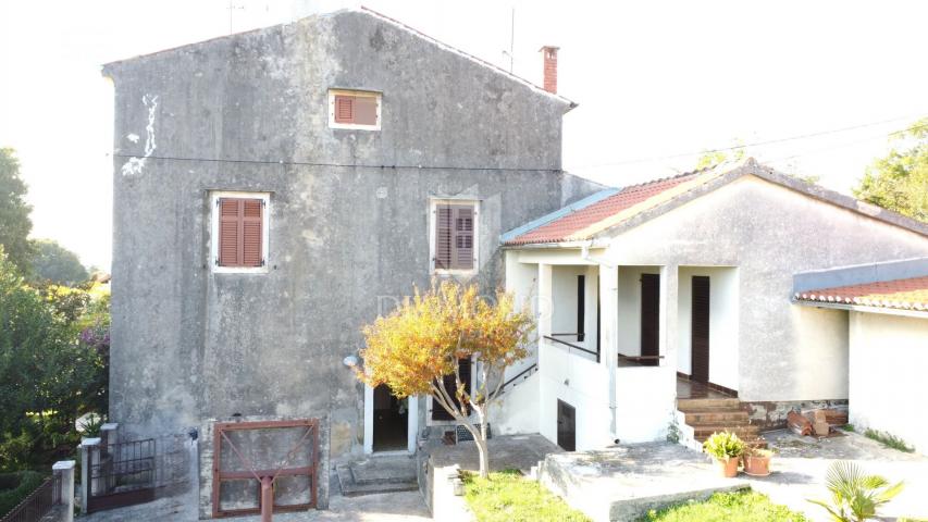 Poreč – kuća s dva stana, dodatnim objektom i dvorištem