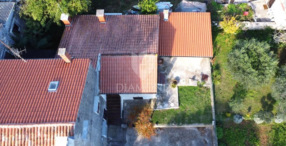 Poreč – kuća s dva stana, dodatnim objektom i dvorištem