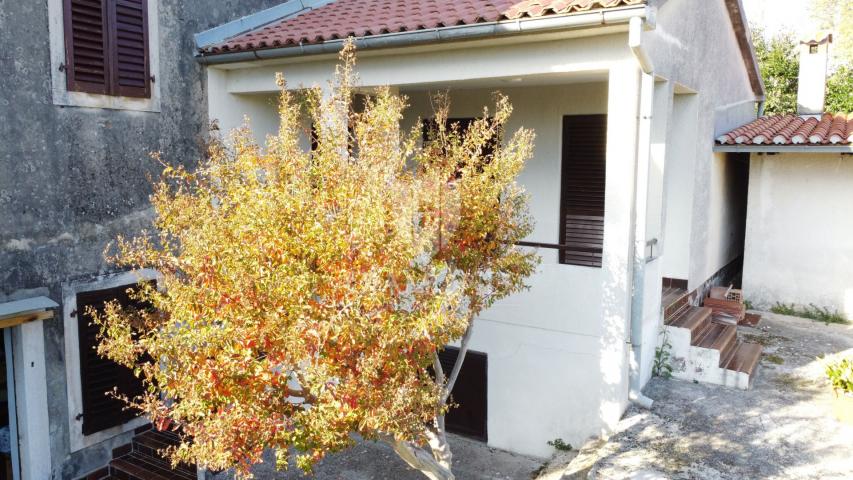Poreč – kuća s dva stana, dodatnim objektom i dvorištem