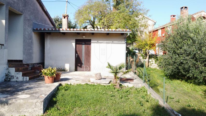 Poreč – kuća s dva stana, dodatnim objektom i dvorištem