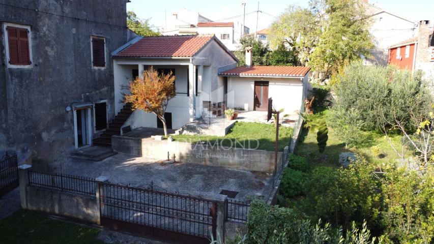 Poreč – kuća s dva stana, dodatnim objektom i dvorištem