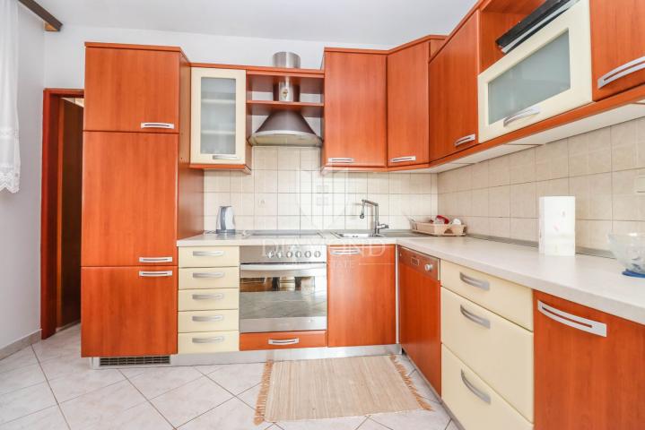 Pula, Veli Vrh – Geräumiges Haus mit mehreren Wohneinheiten, Garage und schönem Garten!