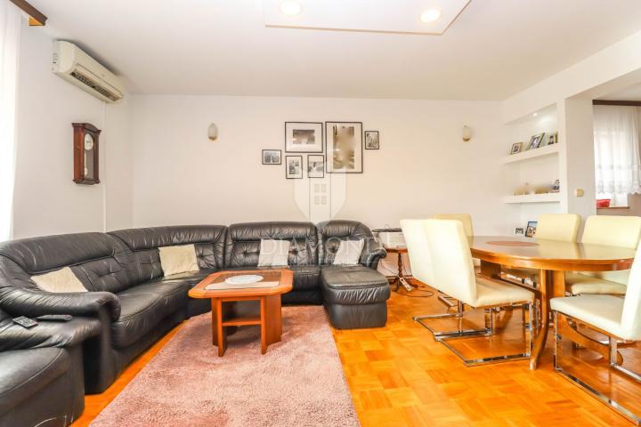 Pula, Veli Vrh – Geräumiges Haus mit mehreren Wohneinheiten, Garage und schönem Garten!