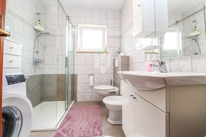 Pula, Veli Vrh – Geräumiges Haus mit mehreren Wohneinheiten, Garage und schönem Garten!