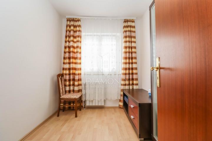 Pula, Veli Vrh – Geräumiges Haus mit mehreren Wohneinheiten, Garage und schönem Garten!