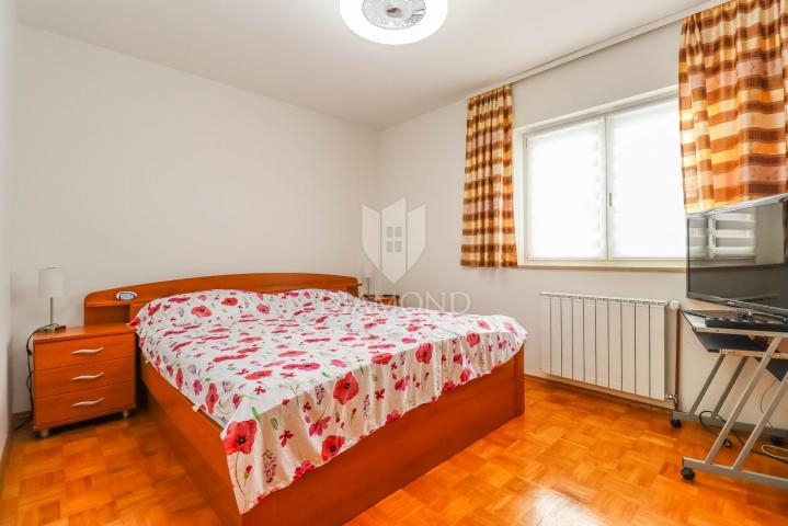 Pula, Veli Vrh – Geräumiges Haus mit mehreren Wohneinheiten, Garage und schönem Garten!