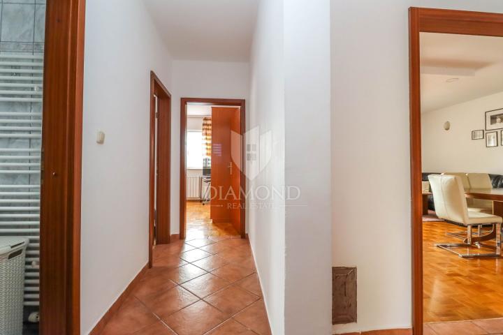 Pula, Veli Vrh – Geräumiges Haus mit mehreren Wohneinheiten, Garage und schönem Garten!