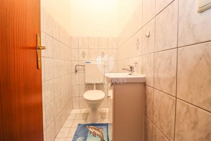 Pula, Veli Vrh – Geräumiges Haus mit mehreren Wohneinheiten, Garage und schönem Garten!