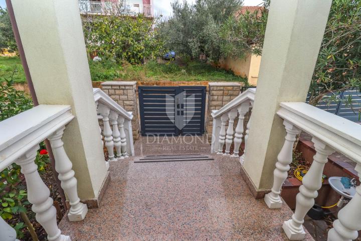 Pula, Veli Vrh – Geräumiges Haus mit mehreren Wohneinheiten, Garage und schönem Garten!