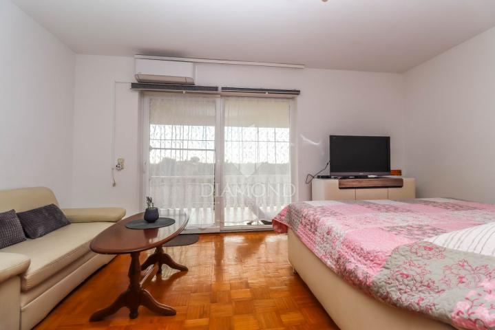 Pula, Veli Vrh – Geräumiges Haus mit mehreren Wohneinheiten, Garage und schönem Garten!