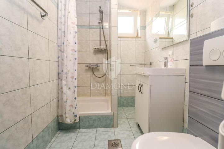 Pula, Veli Vrh – Geräumiges Haus mit mehreren Wohneinheiten, Garage und schönem Garten!