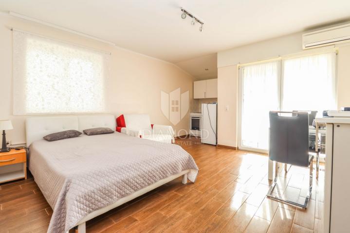 Pula, Veli Vrh – Geräumiges Haus mit mehreren Wohneinheiten, Garage und schönem Garten!