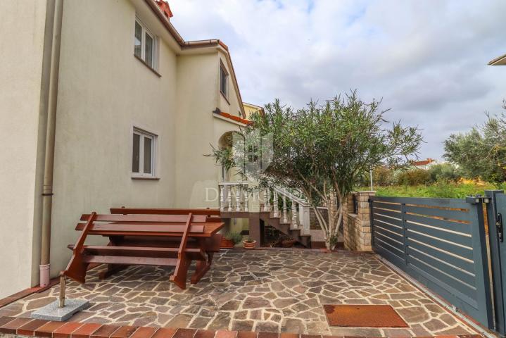 Pula, Veli Vrh – Geräumiges Haus mit mehreren Wohneinheiten, Garage und schönem Garten!