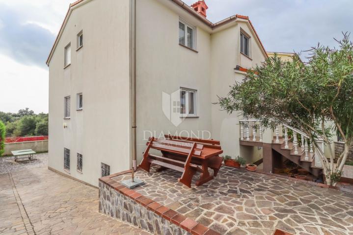 Pula, Veli Vrh – Geräumiges Haus mit mehreren Wohneinheiten, Garage und schönem Garten!