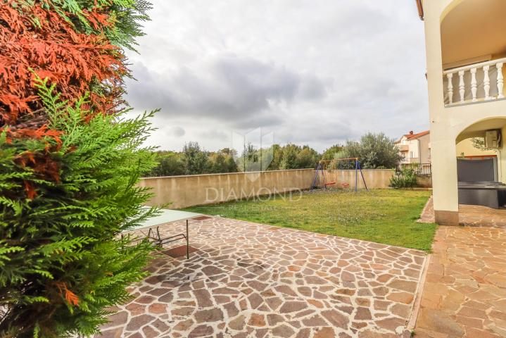 Pula, Veli Vrh – Geräumiges Haus mit mehreren Wohneinheiten, Garage und schönem Garten!
