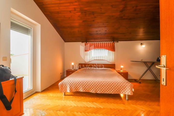 Pula, Veli Vrh, Haus mit Pool, Garage und Terrasse