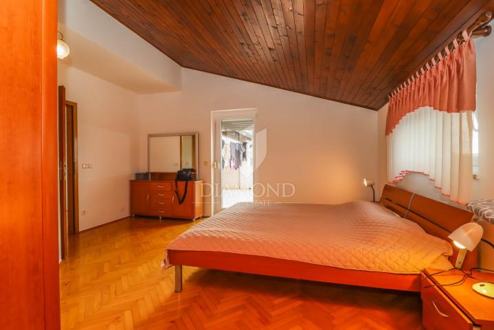 Pula, Veli Vrh, Haus mit Pool, Garage und Terrasse