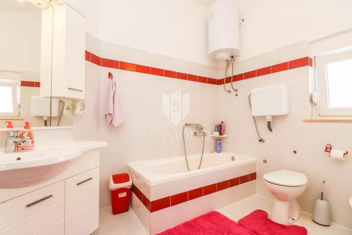 Pula, Veli Vrh, Haus mit Pool, Garage und Terrasse