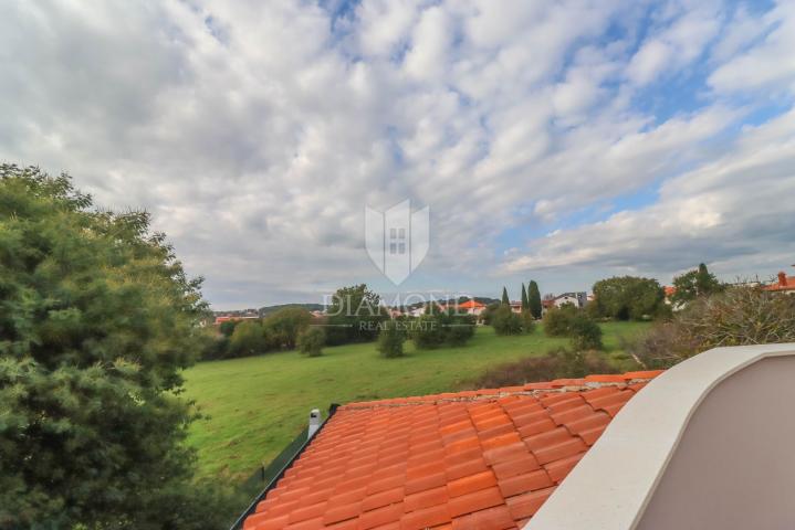 Pula, Veli Vrh, Haus mit Pool, Garage und Terrasse
