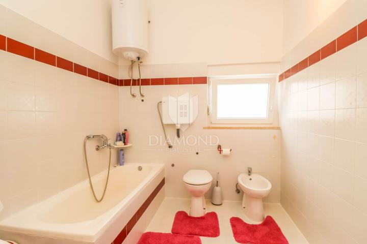 Pula, Veli Vrh, Haus mit Pool, Garage und Terrasse