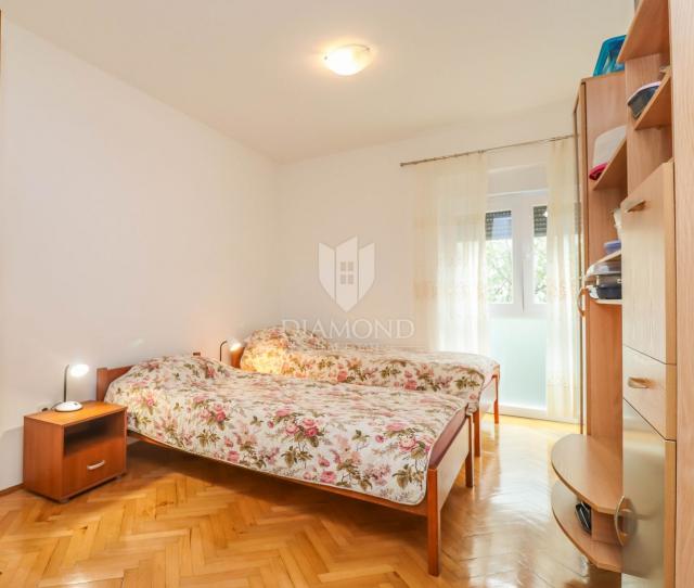 Pula, Veli Vrh, Haus mit Pool, Garage und Terrasse