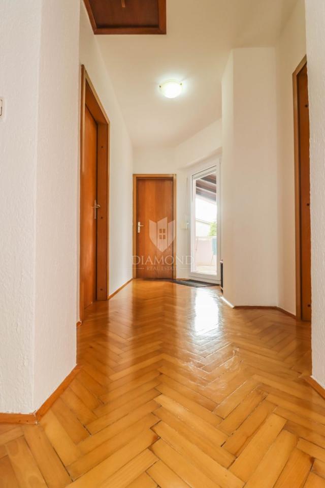 Pula, Veli Vrh, Haus mit Pool, Garage und Terrasse