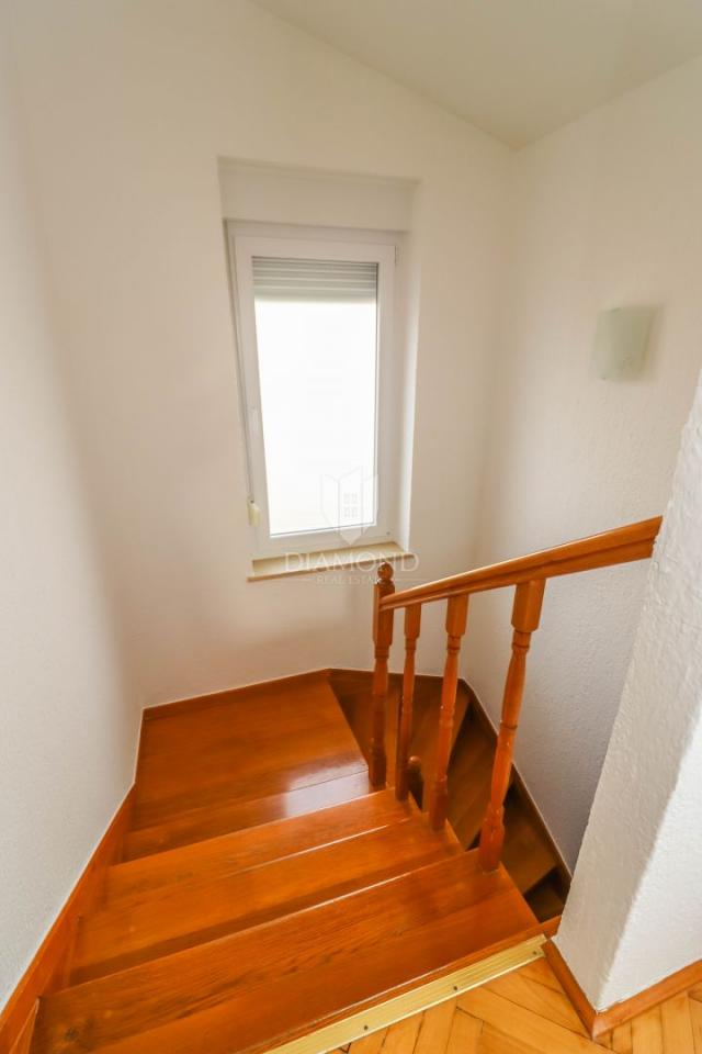 Pula, Veli Vrh, Haus mit Pool, Garage und Terrasse