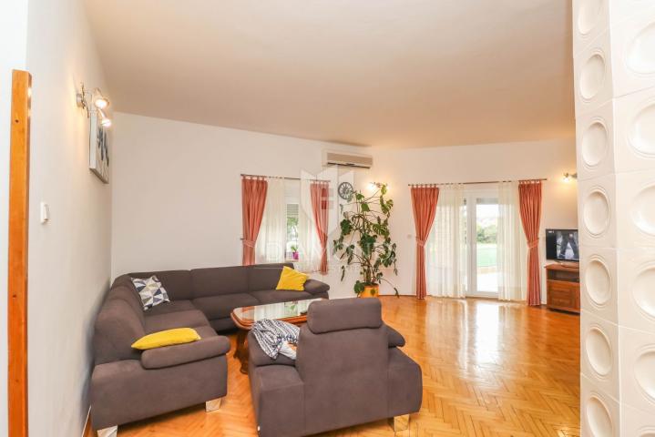 Pula, Veli Vrh, Haus mit Pool, Garage und Terrasse