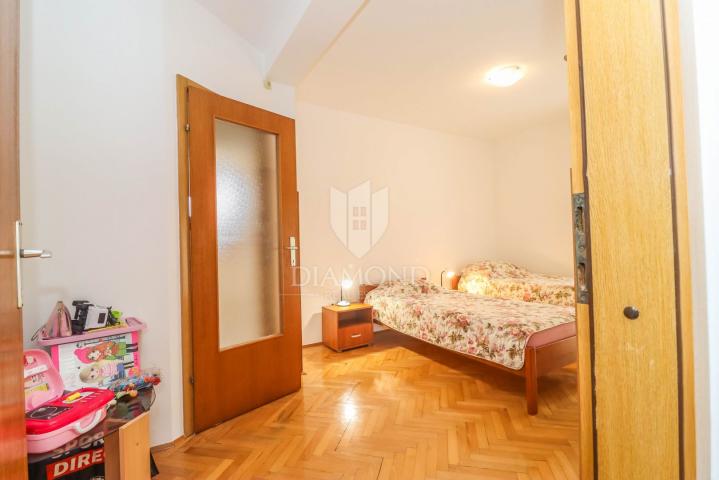 Pula, Veli Vrh, Haus mit Pool, Garage und Terrasse
