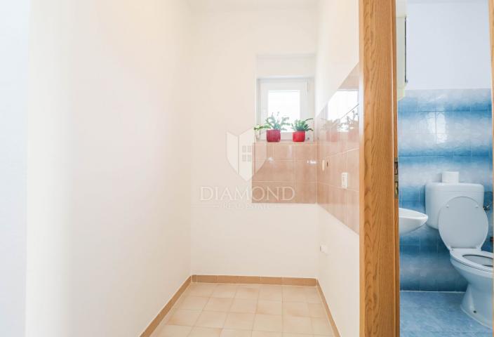 Pula, Veli Vrh, Haus mit Pool, Garage und Terrasse