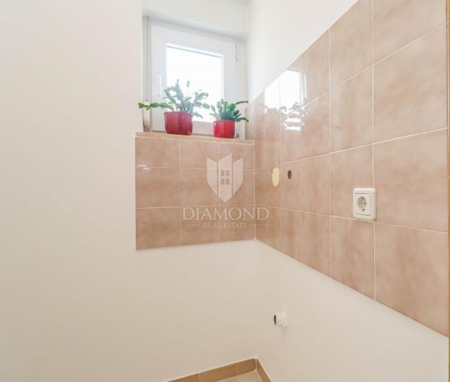 Pula, Veli Vrh, Haus mit Pool, Garage und Terrasse