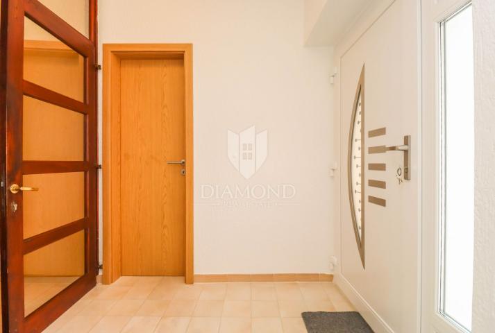 Pula, Veli Vrh, Haus mit Pool, Garage und Terrasse