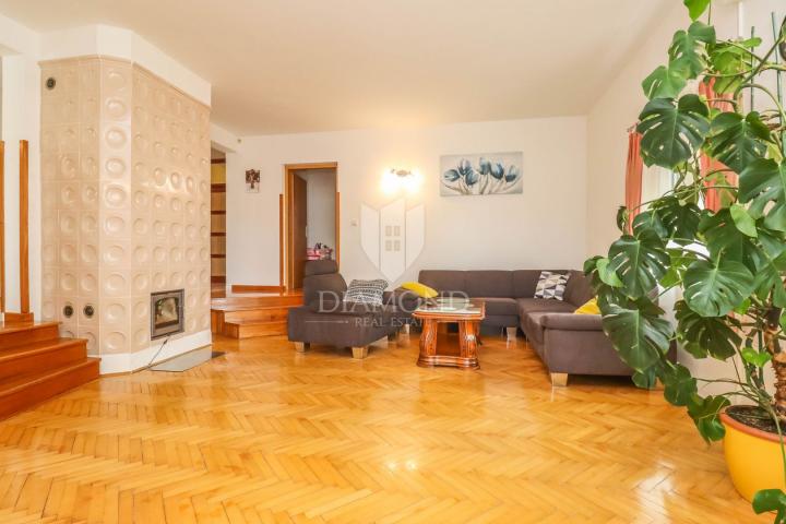 Pula, Veli Vrh, Haus mit Pool, Garage und Terrasse