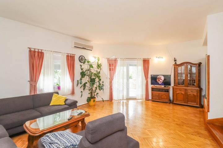 Pula, Veli Vrh, Haus mit Pool, Garage und Terrasse