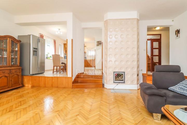 Pula, Veli Vrh, Haus mit Pool, Garage und Terrasse