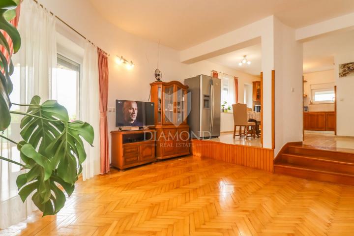 Pula, Veli Vrh, Haus mit Pool, Garage und Terrasse