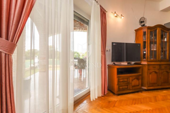 Pula, Veli Vrh, Haus mit Pool, Garage und Terrasse