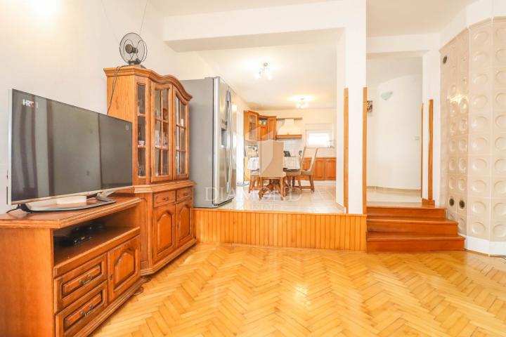Pula, Veli Vrh, Haus mit Pool, Garage und Terrasse
